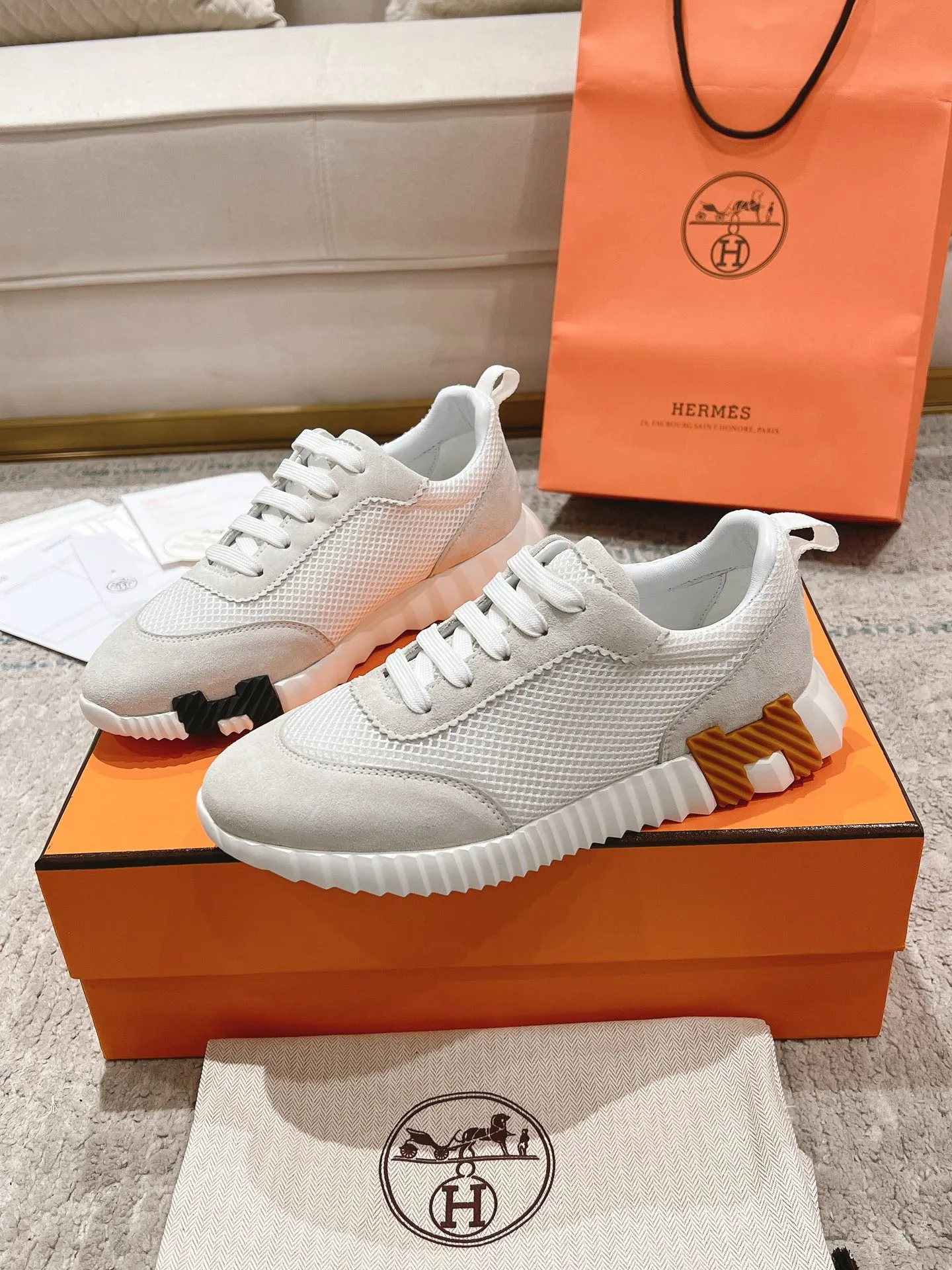 👟👟Ex-factory price 640👟👟 ‼ ️Top version 2024ss Hermès/Hermès new arrival in early autumn, casual shoes for couples👟Color-blocking design MM style, advanced fashion, simple and advanced, casual matching, very light and comfortable on the feet 🔘Upper: suede/cowhide 🔘Inner: sheepskin 🔘Outsole: original PU foam molding outsole 🔘Number of sizes: Women’s size 35-42 (40.41.42, custom made, non-refundable) Men’s size 39-46 (45.46, custom made, non-refundable) 🎁Original exquisite packaging